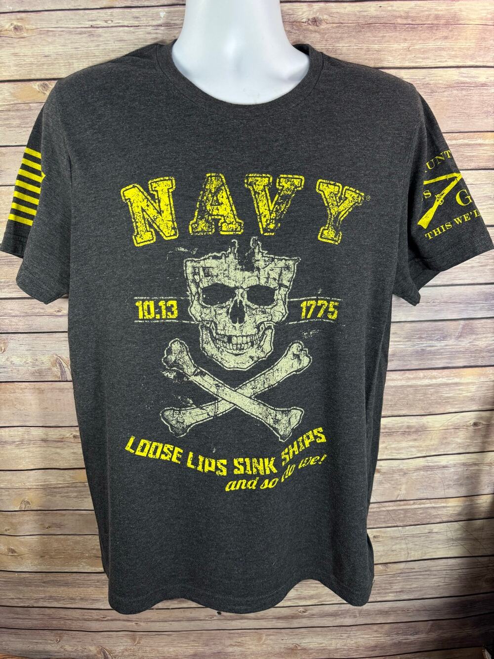 grunt style women's large gray shirt Navy skull cross bones